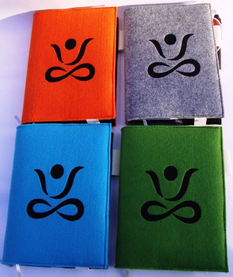  - Buchhülle Kalenderhülle A5 / Notizbuch Filz 3mm mit Meditation handgemacht bestickt kaufen türkis orange hellgrün graumeliert Geschenke