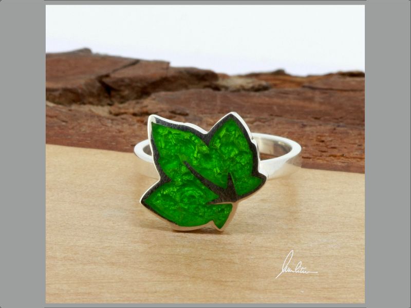 Ring kleines Blatt in Grün in Handarbeit hergestellt mit strukturiertem Silber  