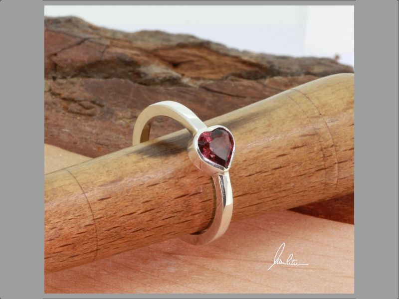 Ring mit Rhodolith Herz in Silber in Handarbeit hergestellt
