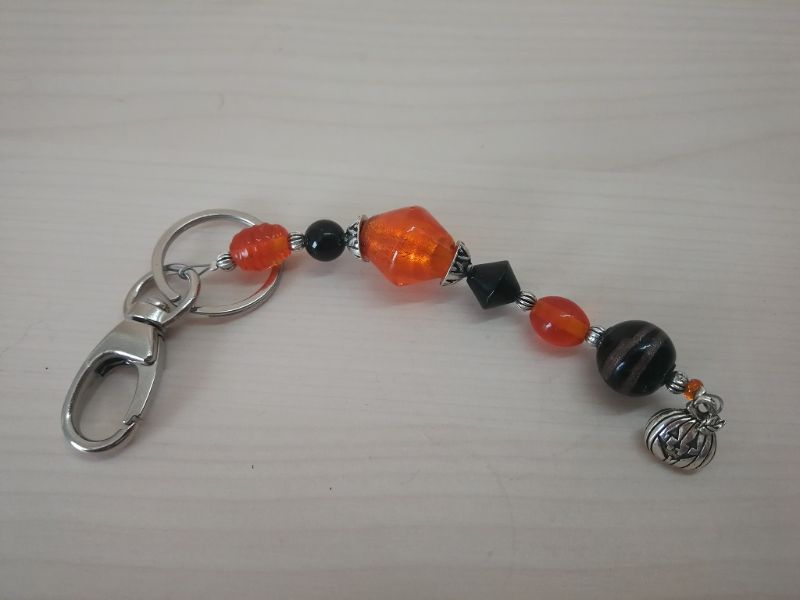  - Schlüssel-/Taschenanhänger Halloween Kürbis aus orangen und schwarzen Glasperlen
