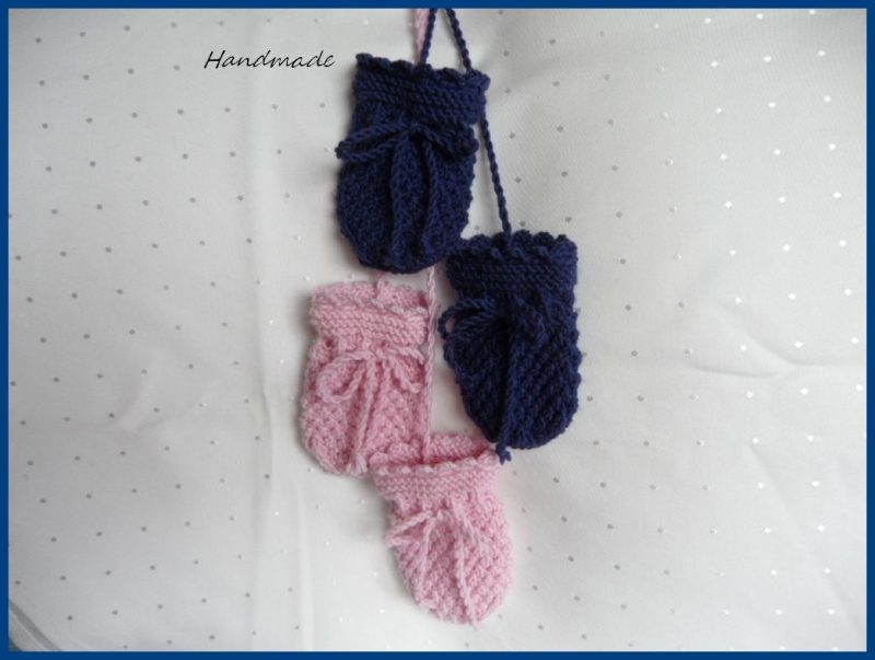  - Babyhandschuhe aus Wolle (Merino), handgestrickt, Gr. 0-3 Mon.