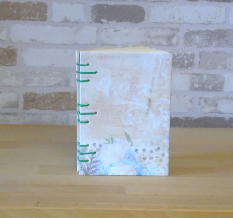 - zartcremefarbenes Notizbuch A6 mit floralem Design // Tagebuch // Skizzenbuch // Geschenk // Journal // Blankobuch // koptische Bindung