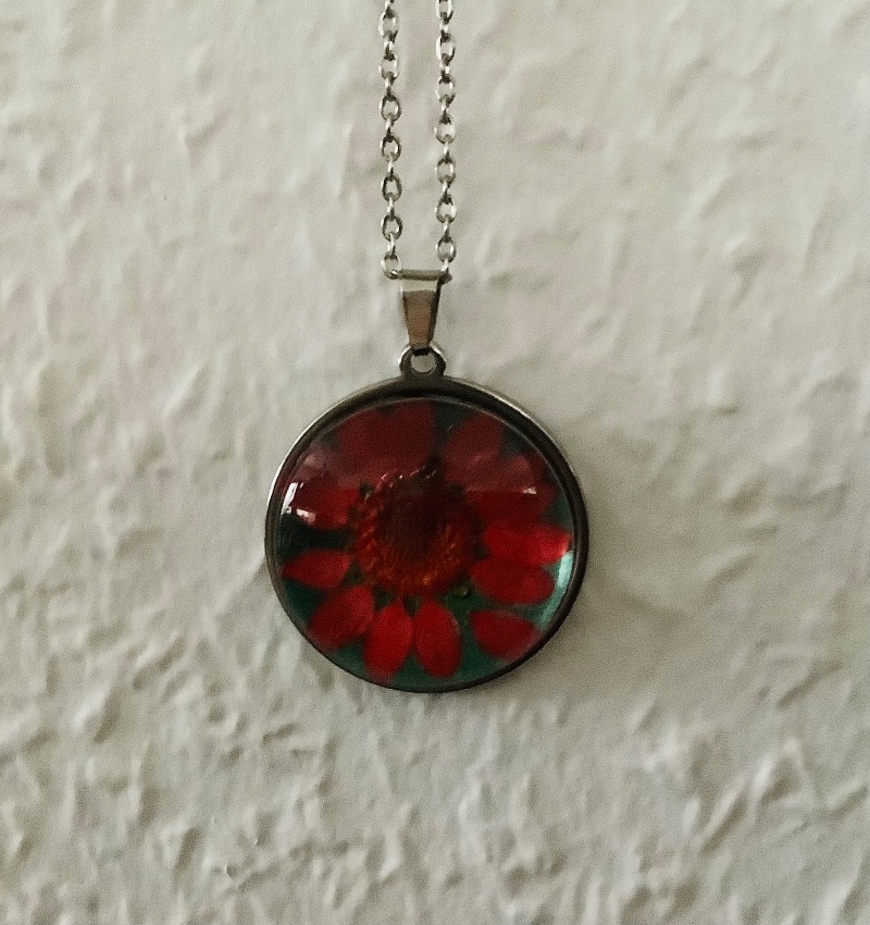  - Schmuckanhänger aus Edelstahl mit echter Blüte - Echte gepresste rote Margeritenblüte unter einem Glascabochon 
