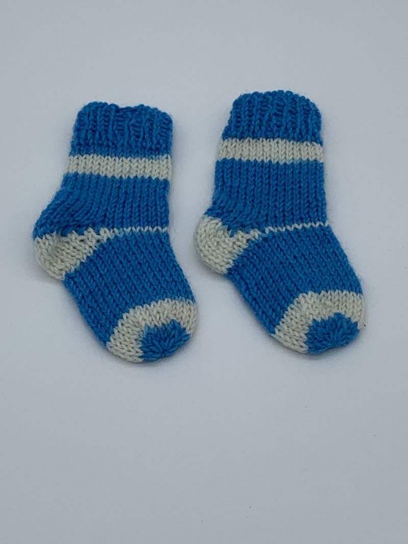 0-3 Monate Frühchen - Neugeborenen Baby-Socken 8cm Fußlänge handgestrickt blau-weiß