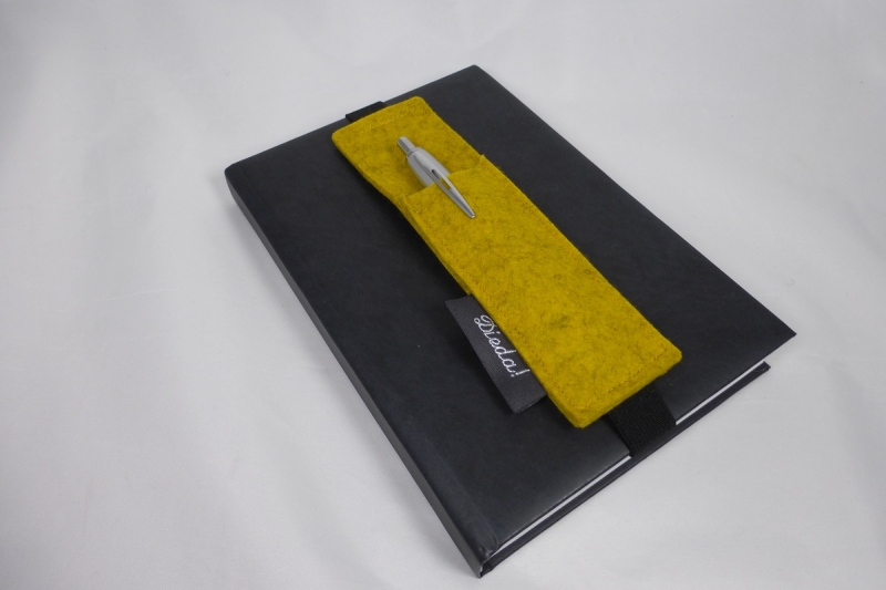  - Stifthalter, Stifthalterung, gelb, aus Wollfilz mit Gummiband zur Befestigung an Notizbuch, Kalender, DIN A5, handgemacht von Dieda