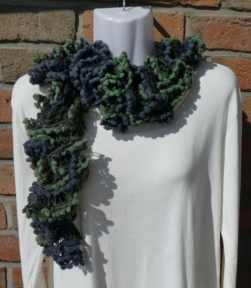  - gestrickter Schal aus Netzgarn mit Pompon-Borte - Grün-Blau-Töne