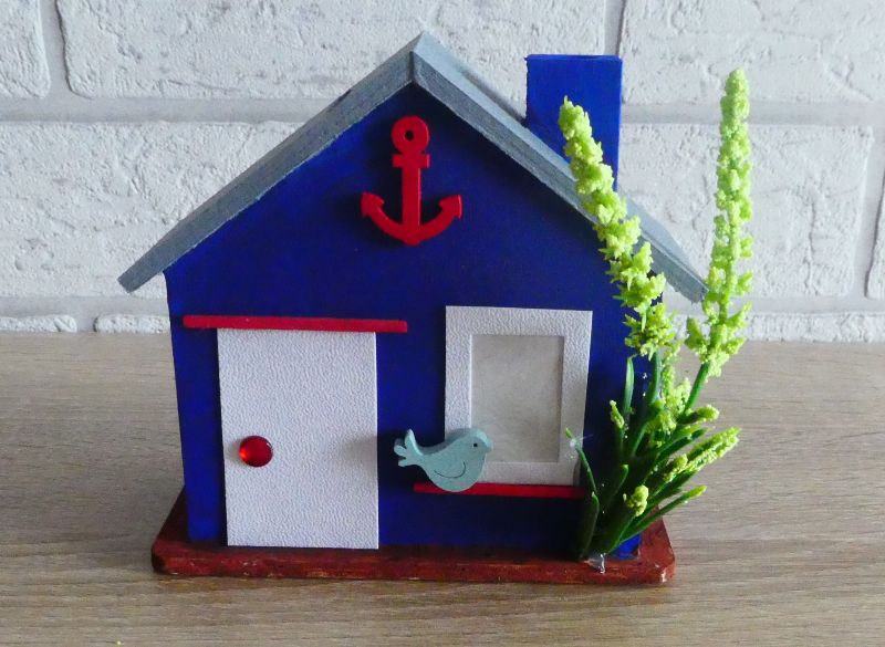 Spardose aus Holz - Haus mit Schornstein und Verzierungen - blau-grau-weiß-rot