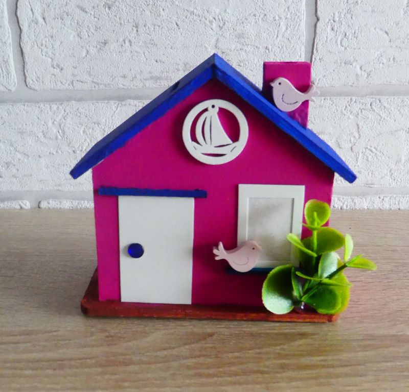  - Spardose aus Holz - Haus mit Schornstein und Verzierungen - blau-pink-weiß