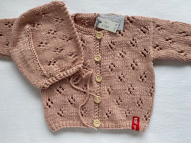  - Gr. 62/68 Babyjacke mit passendem Mützchen in Haubenform in der Farbe blush aus reiner, hautfreundlicher Baumwolle im klassischen Lochmuster handgestrickt