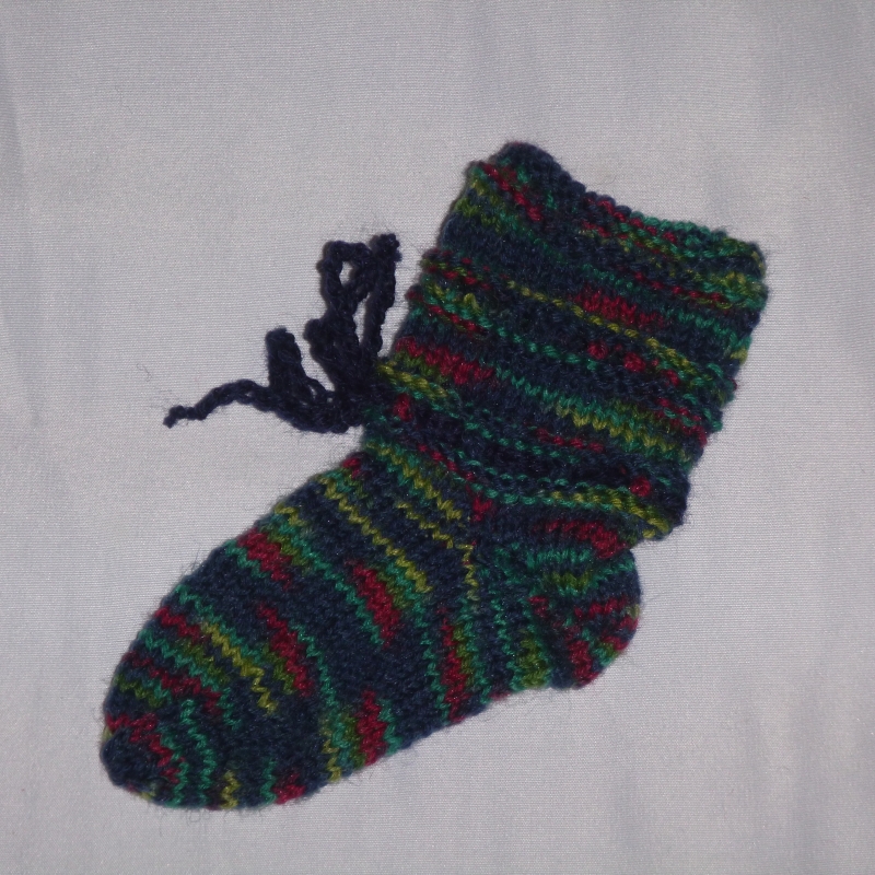 handgestrickte Baby-Socken mit Binde-Band in dunkel bunt 14/15