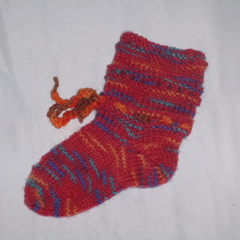 handgestrickte Baby-Socken mit Binde-Band in  rot 14/15