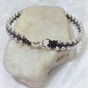 Handgefertigtes  Makramee-Armband dunkelbraun mit weißen Perlen inkl. Geschenkschachtel
