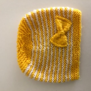 Babymütze gelb-weißgestreift mit gelber Schleife