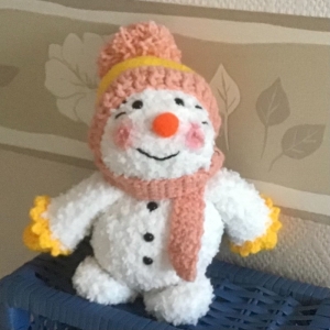  niedlicher gehäkelter Schneemann mit Mütze und Schal