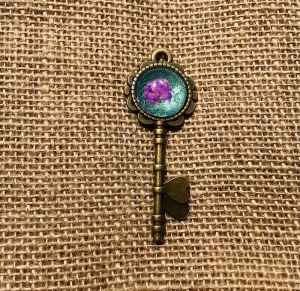 Nostalgischer Schmuckanhänger in Form eines Schlüssels - Echte gepresste lila Schleierkrautblüte 