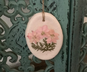 Kleines Bild aus Salzteig mit echten Blüten - Rosa Akelei -