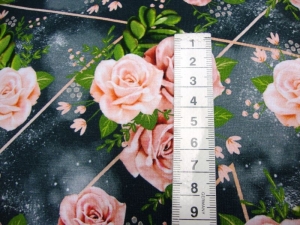 Baumwolljersey Digitaldruck Blumen rose rosafarbene Rosenblüten mit Blättern auf grau mit geometrischem Muster Kaufen Meterware Jersey Stoffe Ökötex Glünzstoffe 