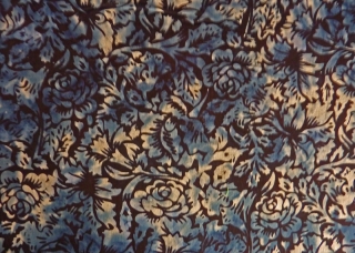 ✂ Patchworkstoff Meterware  Batik mit dunkelblauen Rosen, eine Seltenheit - Restposten