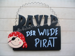 Süßes Türschild aus Holz - Der wilde Pirat - mit dem Namen deines Kindes 
