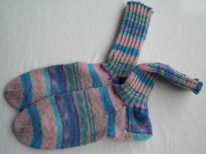 handgestrickte warme Socken in Gr. 36/37, rosa, hellblau, lila gestreift kaufen 