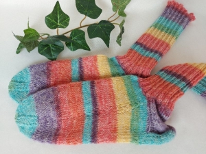 handgestrickte warme Socken in Gr. 36/37, Regenbogen bunt kaufen  